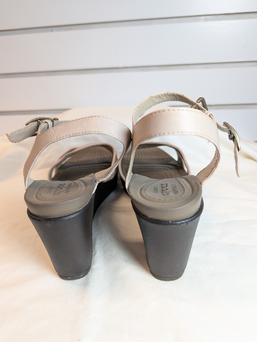NWOT Crocs Leigh II Cross Strap Wedge Sandals W8 Taupe Canvas Comfort - Picture 4 of 8